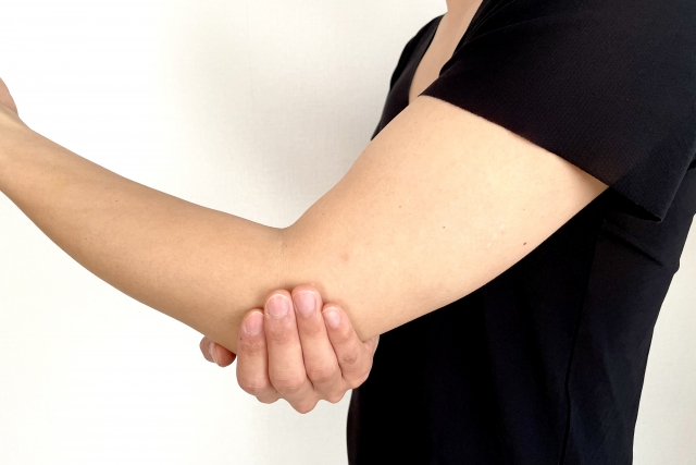 「テニス肘・野球肘」その痛み、実は運動以外が原因かもしれません