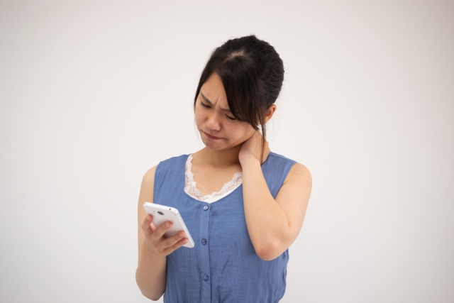現代人に急増中！ストレートネックが引き起こす様々な不調の謎